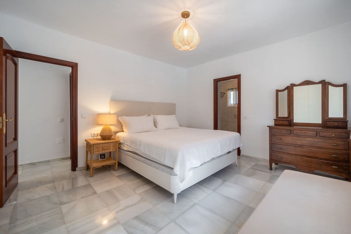 2 soverom Villa til salgs i Elviria med svømmebasseng garasje - € 825 000 (Ref: 9330867)