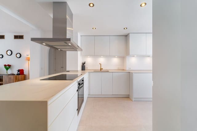 3 sypialnia Apartament na sprzedaż w Marbella z basenem garażem - 745 000 € (Ref: 9497946)