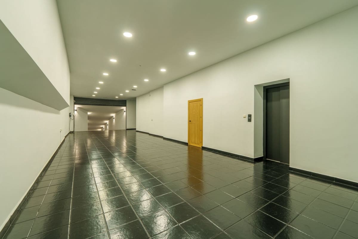 6 sypialnia Willa na sprzedaż w Nueva Andalucia z basenem garażem - 9 950 000 € (Ref: 9659695)