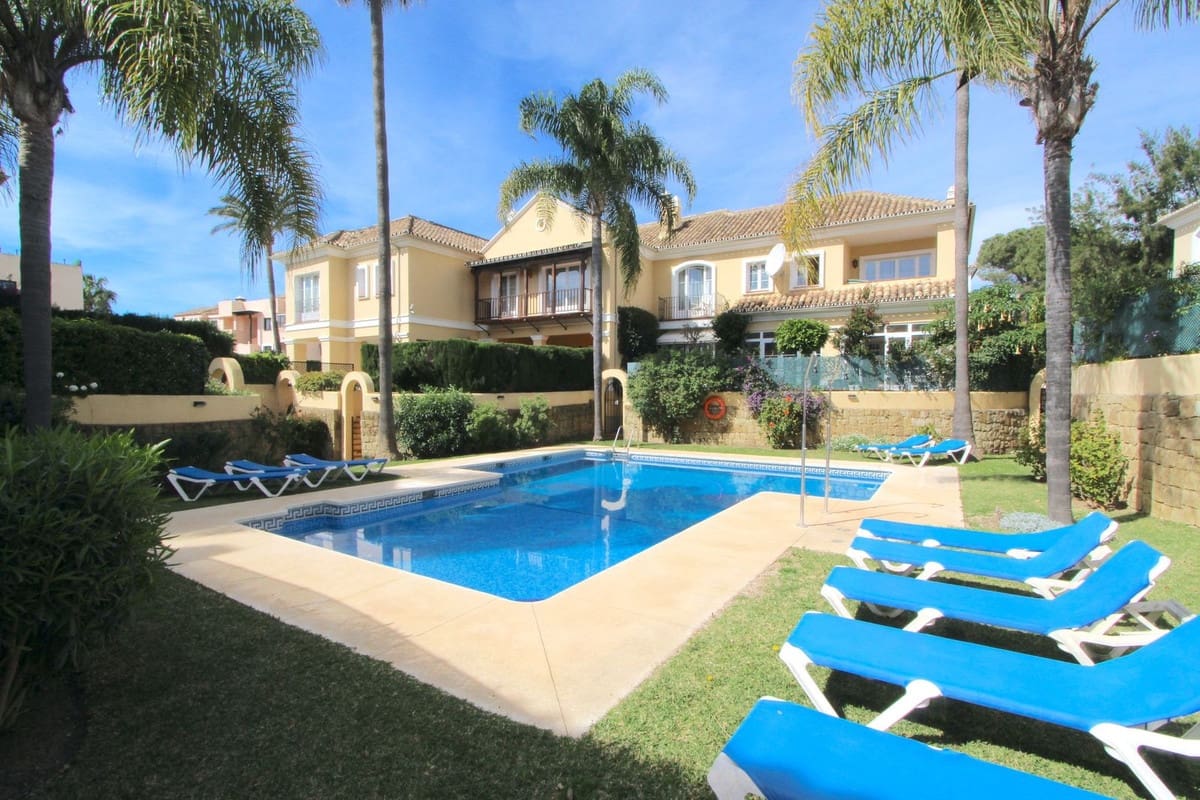 3 bedroom Semi-detached Villa for sale in Elviria with pool garage - € 725,000 (Ref: 9743005)