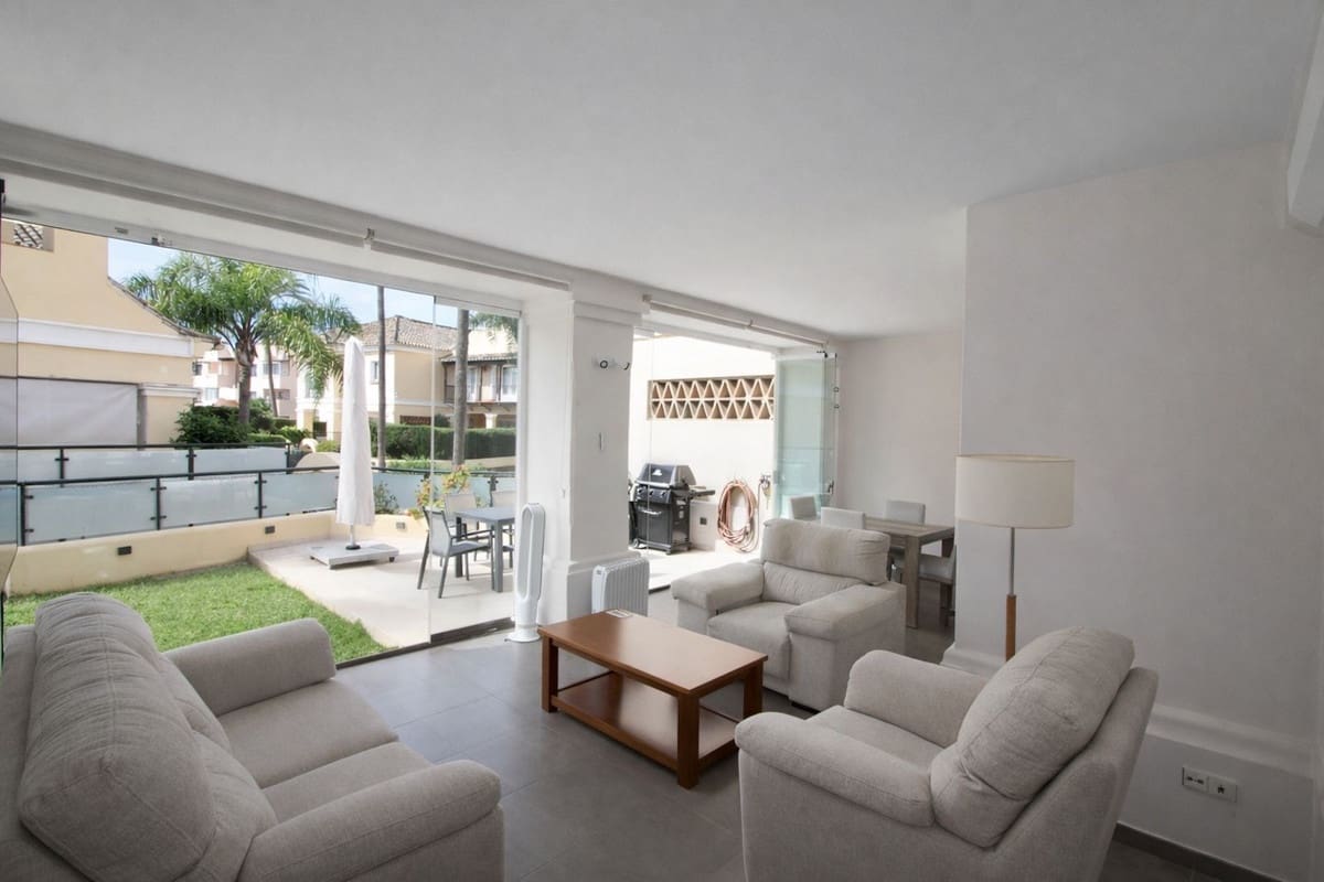 3 soveværelse Semi-Rækkehus til salg i Elviria med swimmingpool garage - € 695.000 (Ref: 9743005)
