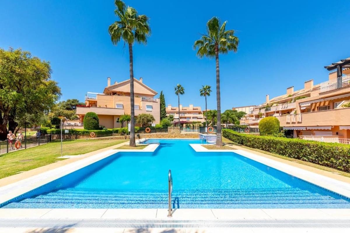 2 soverom Leilighet til salgs i Elviria med svømmebasseng garasje - € 460 000 (Ref: 9769907)