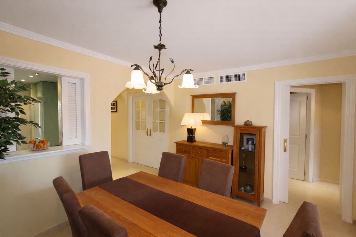 2 soverom Leilighet til salgs i Elviria med svømmebasseng garasje - € 460 000 (Ref: 9769907)