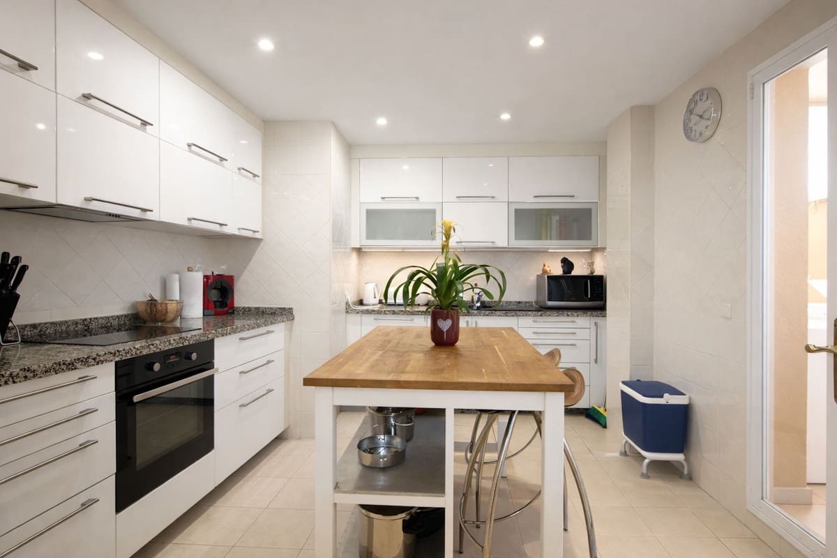 3 bedroom Penthouse for sale in Elviria with pool garage - € 599,000 (Ref: 9788061)