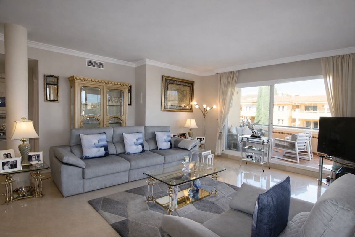 3 bedroom Penthouse for sale in Elviria with pool garage - € 599,000 (Ref: 9788061)