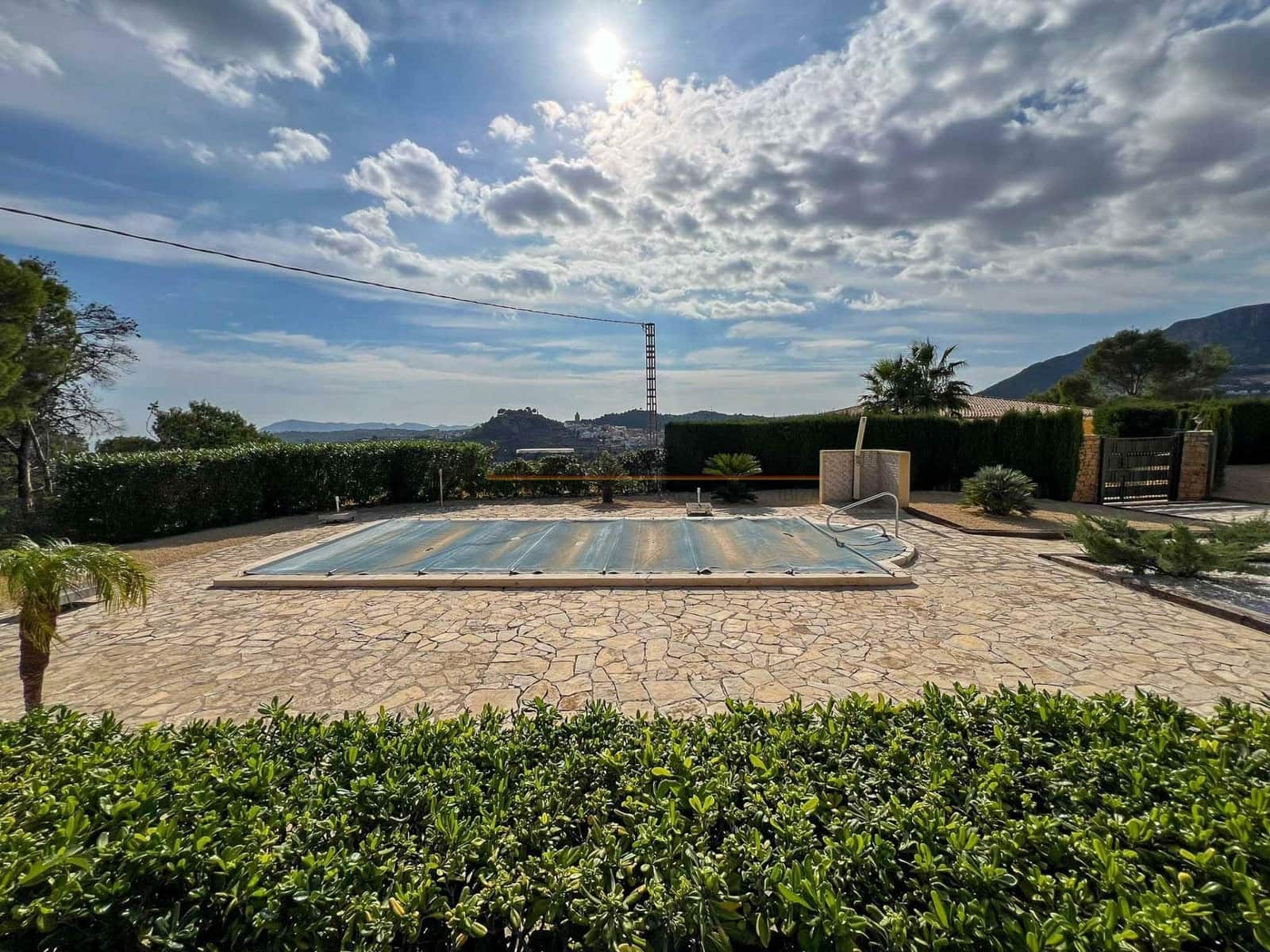 Chalet de 4 habitaciones en Polop en venta con piscina garaje - 749.000 € (Ref: 8887546)