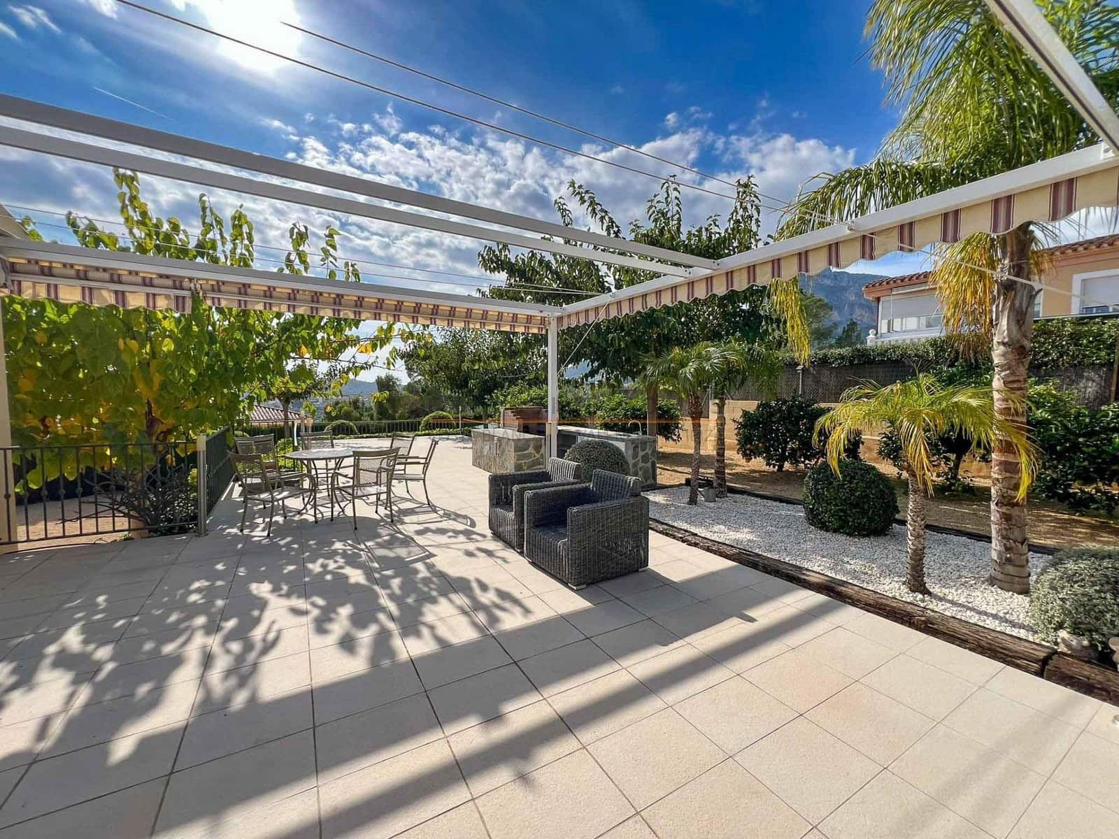 Chalet de 4 habitaciones en Polop en venta con piscina garaje - 749.000 € (Ref: 8887546)