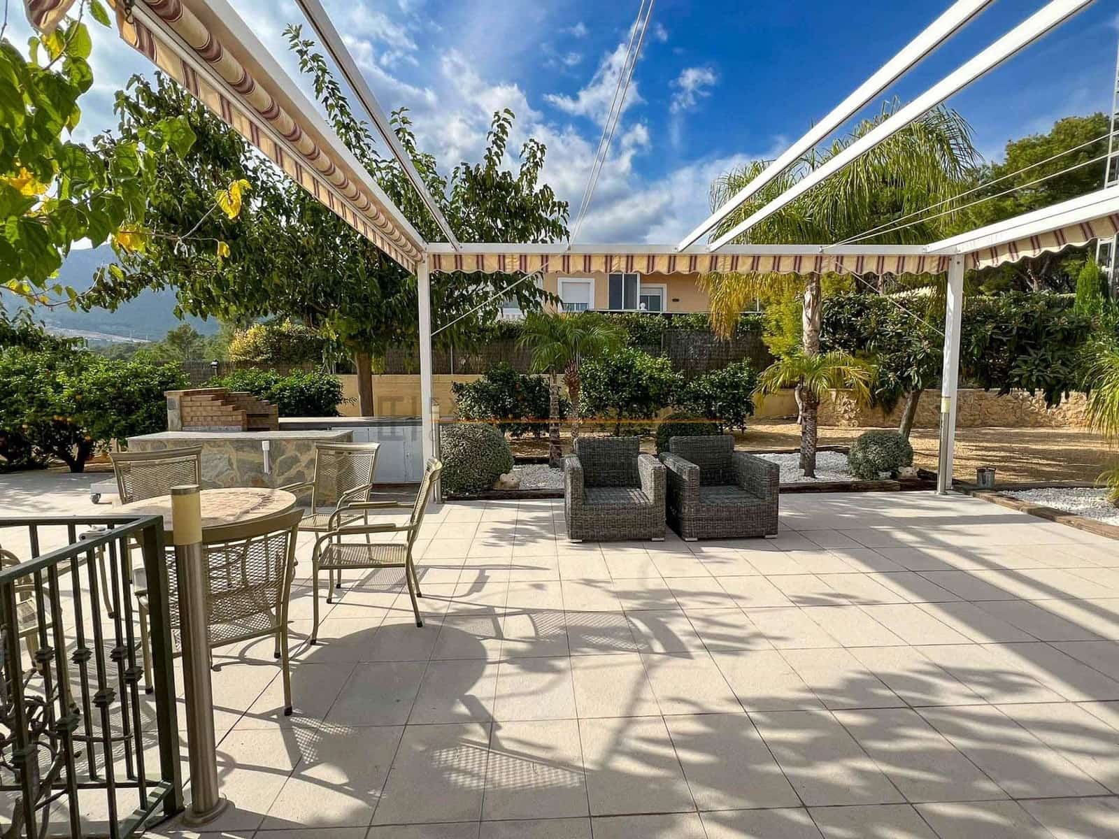 Chalet de 4 habitaciones en Polop en venta con piscina garaje - 749.000 € (Ref: 8887546)