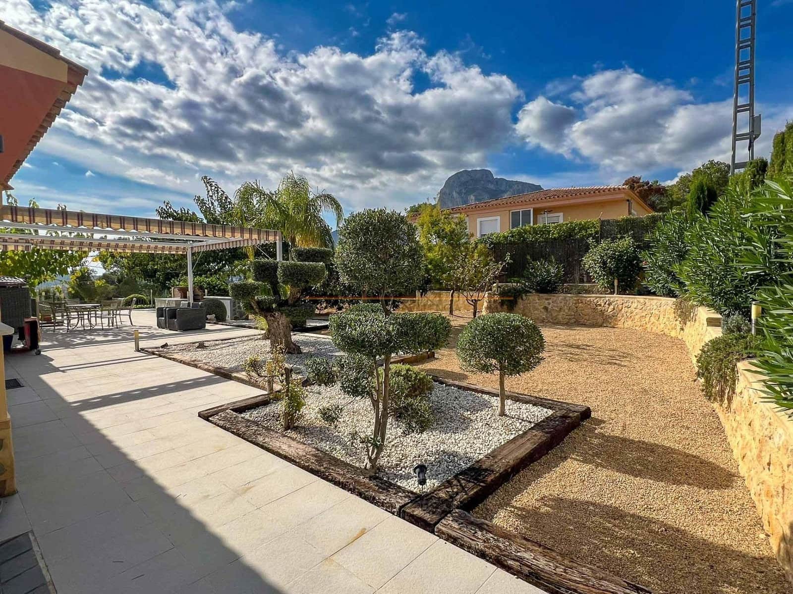 Chalet de 4 habitaciones en Polop en venta con piscina garaje - 749.000 € (Ref: 8887546)