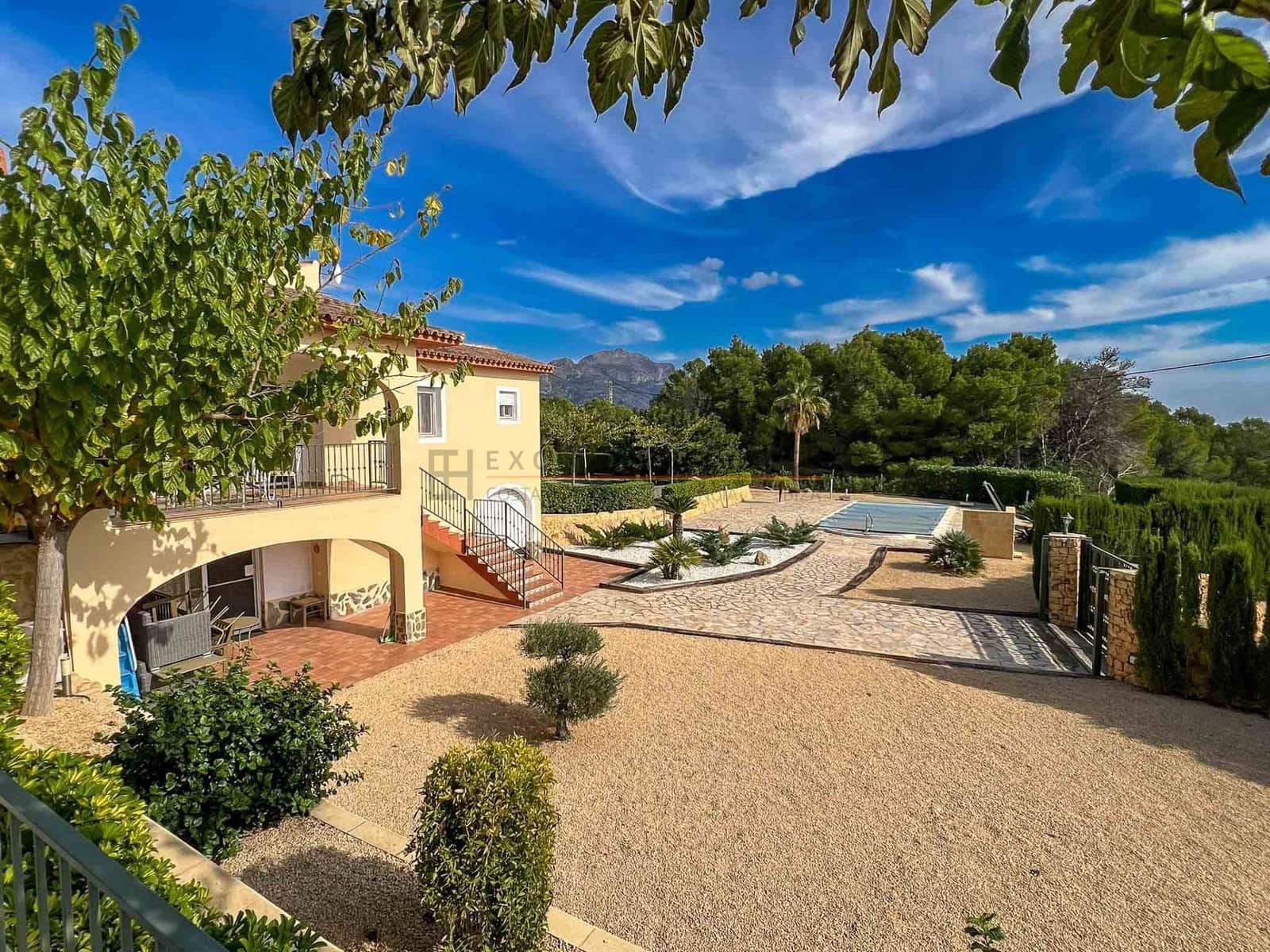 Chalet de 4 habitaciones en Polop en venta con piscina garaje - 749.000 € (Ref: 8887546)