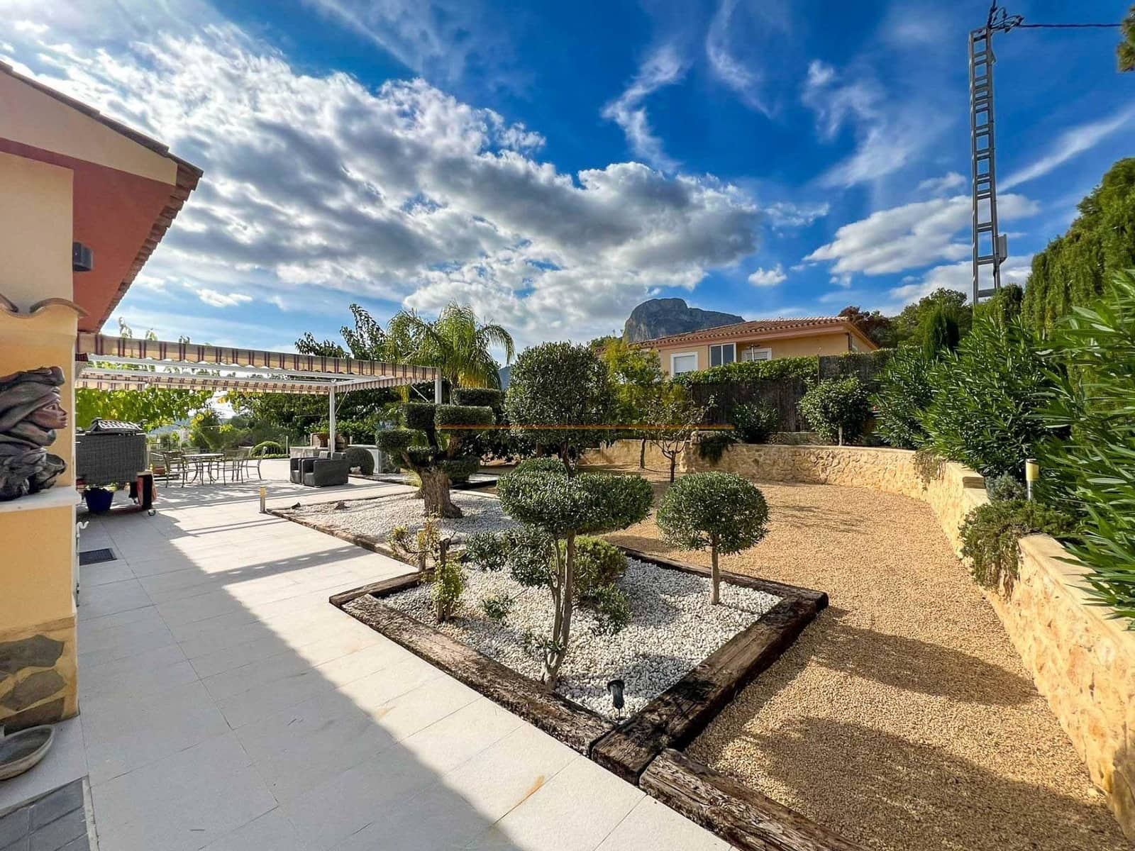 Chalet de 4 habitaciones en Polop en venta con piscina garaje - 749.000 € (Ref: 8887546)