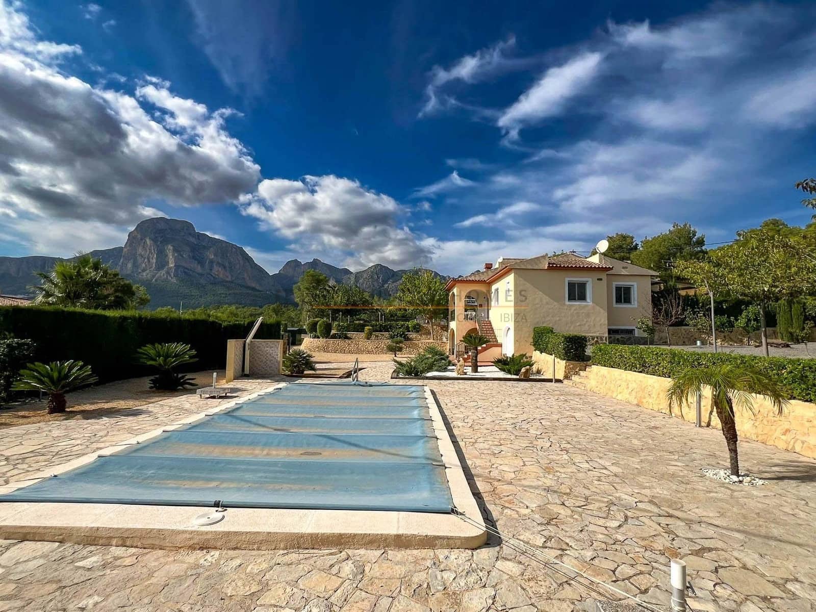 Chalet de 4 habitaciones en Polop en venta con piscina garaje - 749.000 € (Ref: 8887546)