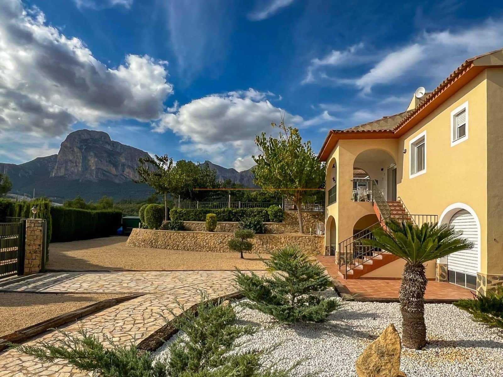 Chalet de 4 habitaciones en Polop en venta con piscina garaje - 749.000 € (Ref: 8887546)