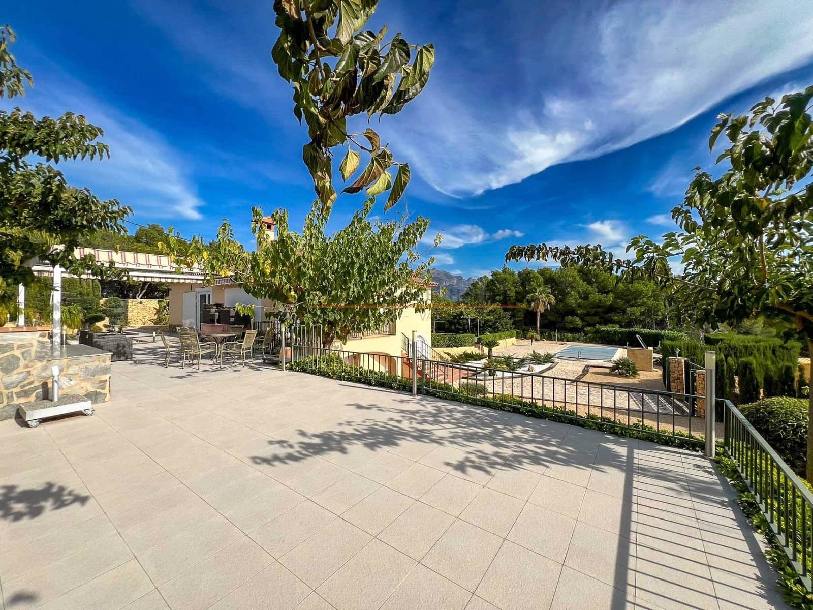 Chalet de 4 habitaciones en Polop en venta con piscina garaje - 749.000 € (Ref: 8887546)