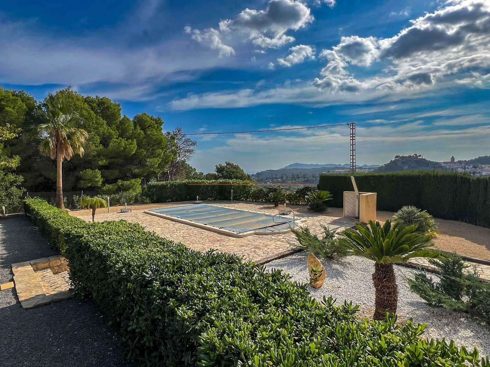 Chalet de 4 habitaciones en Polop en venta con piscina garaje - 749.000 € (Ref: 8887546)