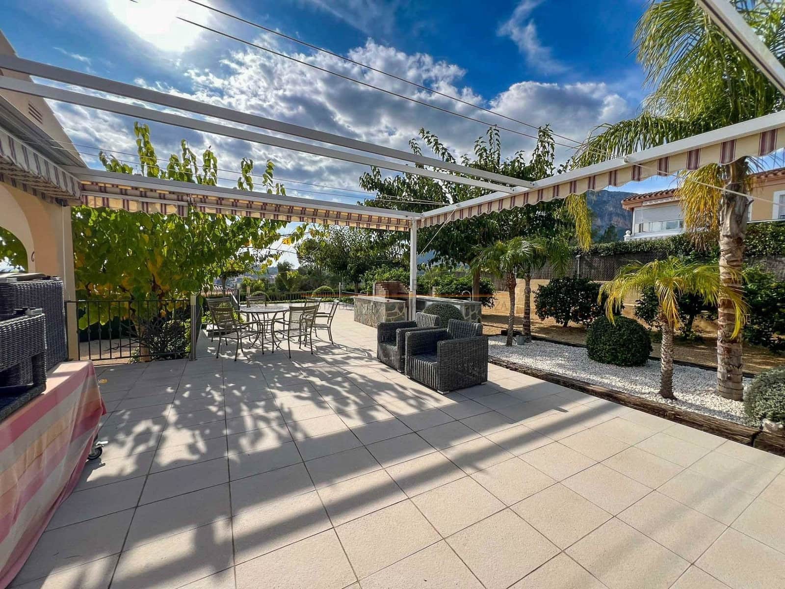 Chalet de 4 habitaciones en Polop en venta con piscina garaje - 749.000 € (Ref: 8887546)
