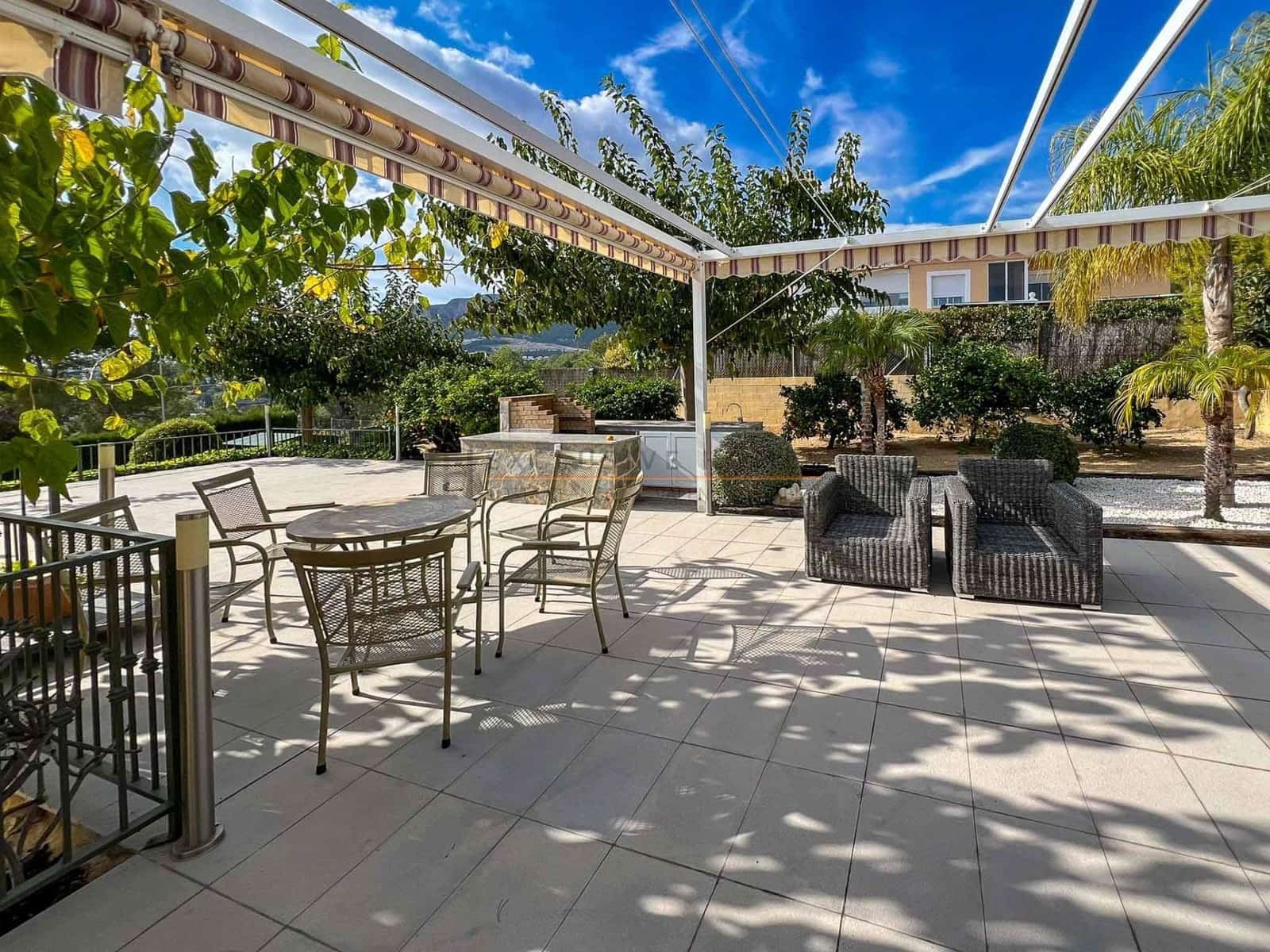 Chalet de 4 habitaciones en Polop en venta con piscina garaje - 749.000 € (Ref: 8887546)