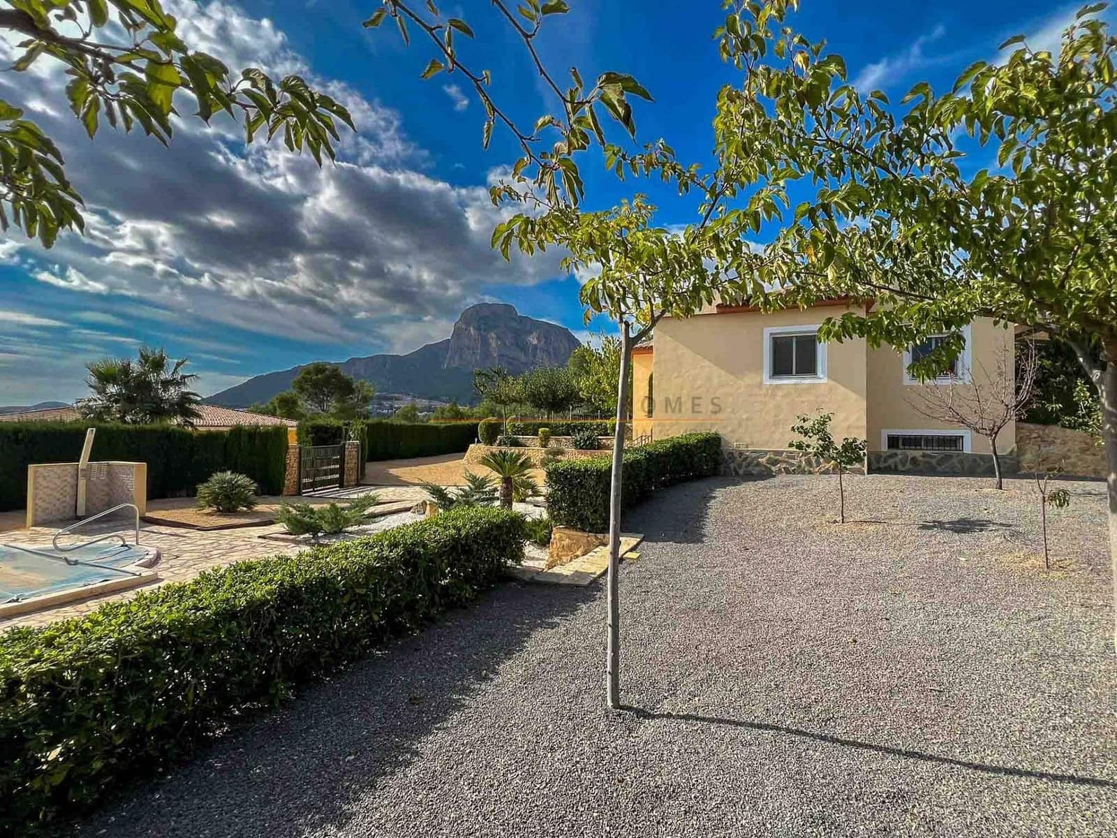 Chalet de 4 habitaciones en Polop en venta con piscina garaje - 749.000 € (Ref: 8887546)
