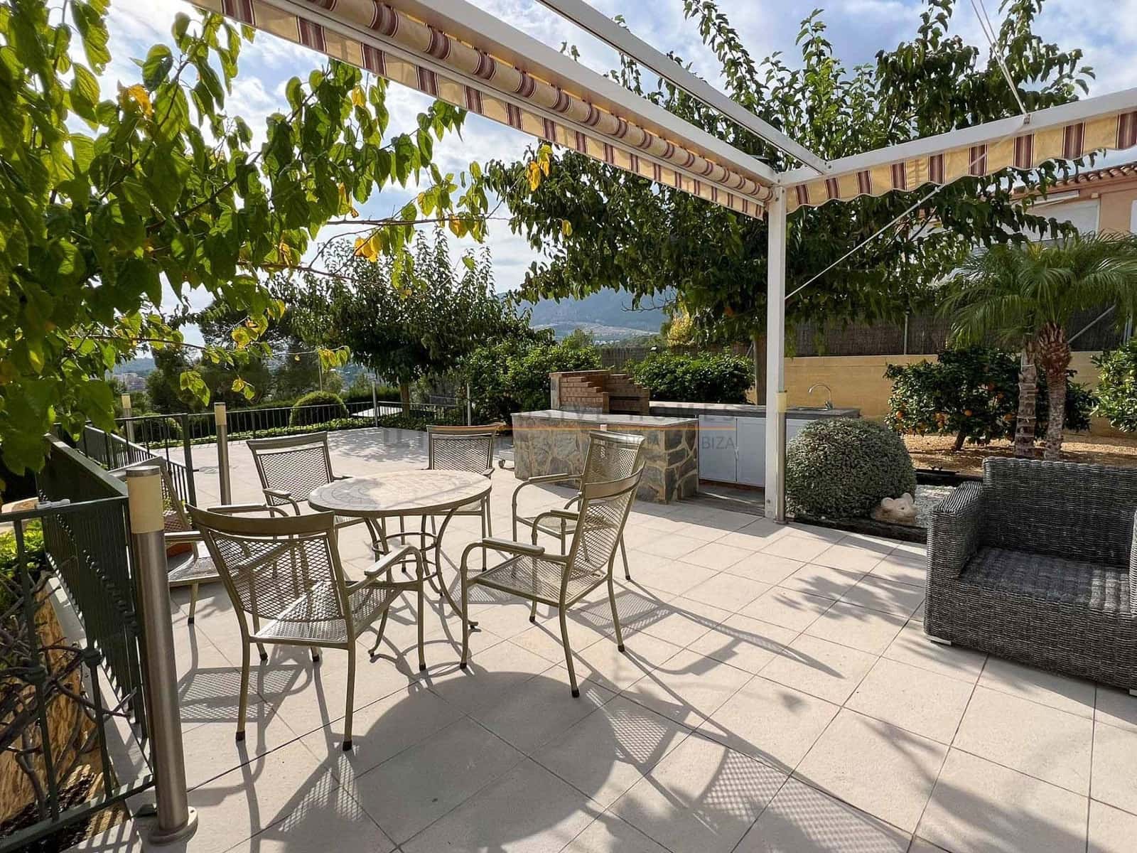 Chalet de 4 habitaciones en Polop en venta con piscina garaje - 749.000 € (Ref: 8887546)