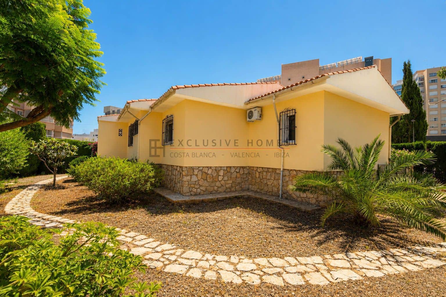 4 bedroom Villa for sale in Benidorm with garage - € 790,000 (Ref: 9949128)