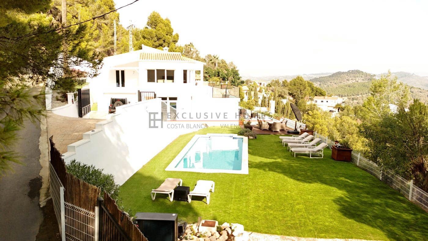 4 soverom Villa til salgs i Calpe / Calp med svømmebasseng garasje - € 899 000 (Ref: 9981802)
