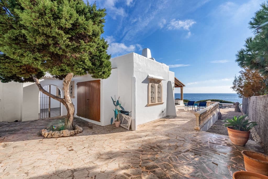 4 bedroom Villa for sale in Cala d'Or with pool garage - € 2,695,000 (Ref: 9863605)