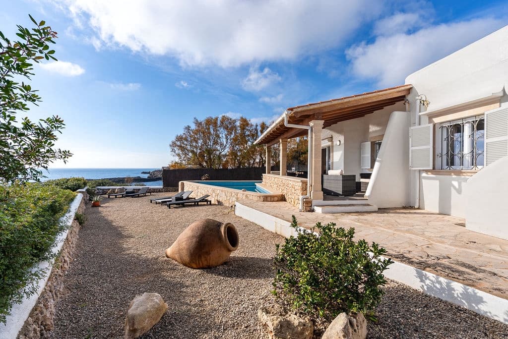 4 bedroom Villa for sale in Cala d'Or with pool garage - € 2,695,000 (Ref: 9863605)