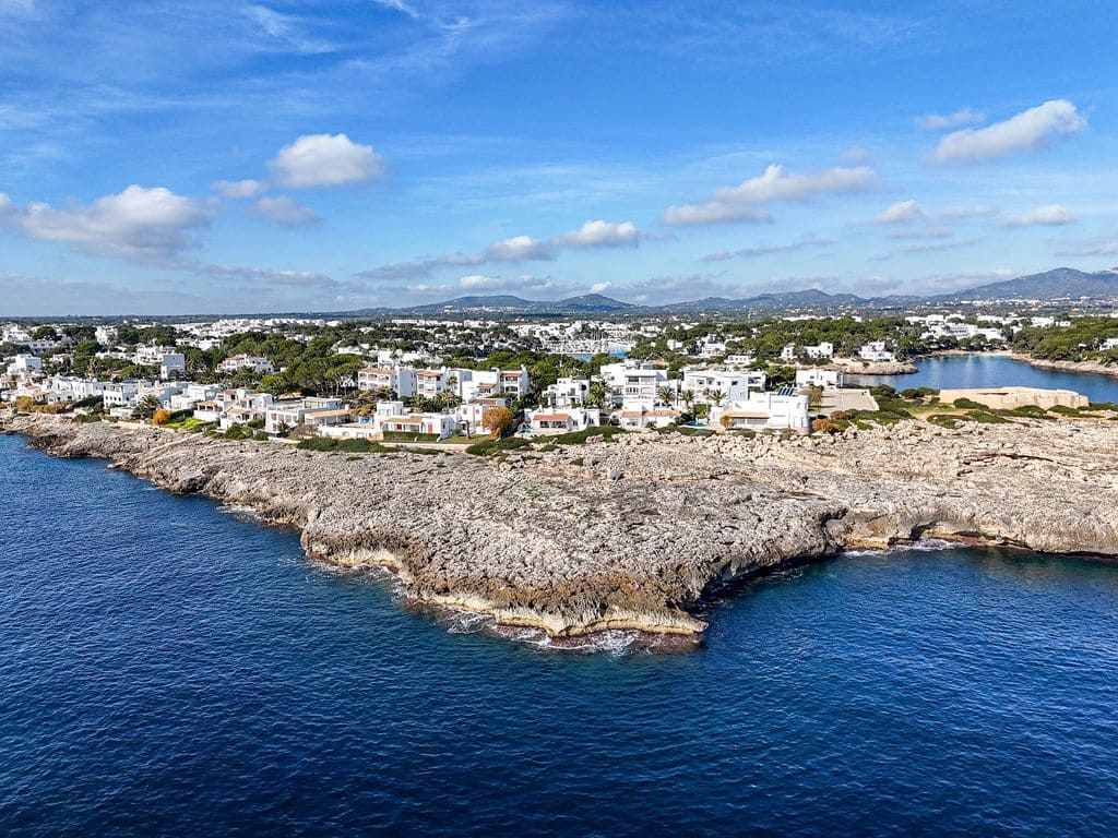 4 bedroom Villa for sale in Cala d'Or with pool garage - € 2,695,000 (Ref: 9863605)
