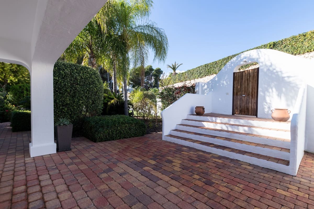 6 bedroom Villa for sale in Moraira with garage - € 1,890,000 (Ref: 7071710)