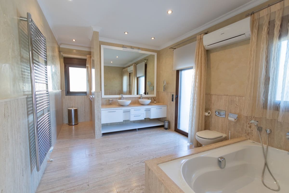 6 bedroom Villa for sale in Moraira with garage - € 1,890,000 (Ref: 7071710)