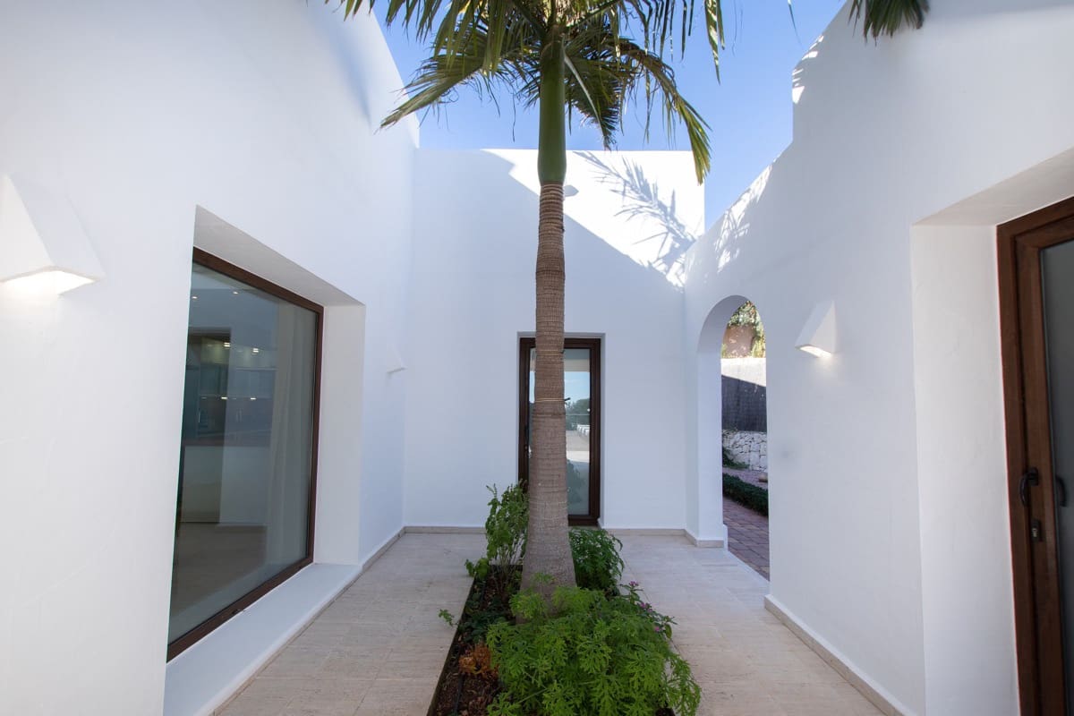 6 bedroom Villa for sale in Moraira with garage - € 1,890,000 (Ref: 7071710)