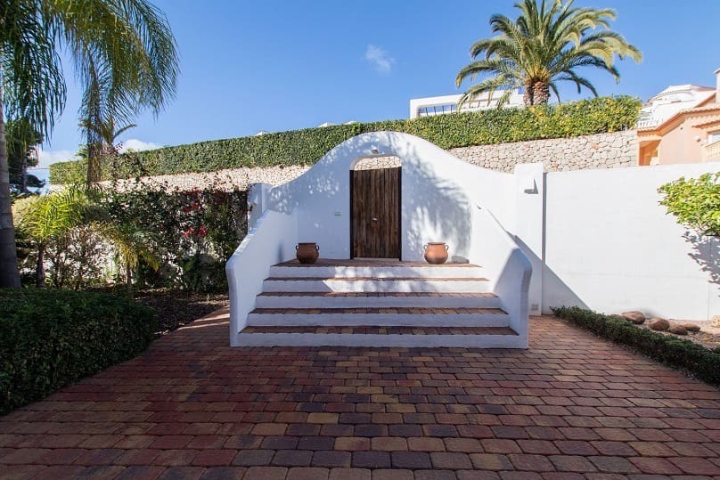 6 bedroom Villa for sale in Moraira with garage - € 1,890,000 (Ref: 7071710)