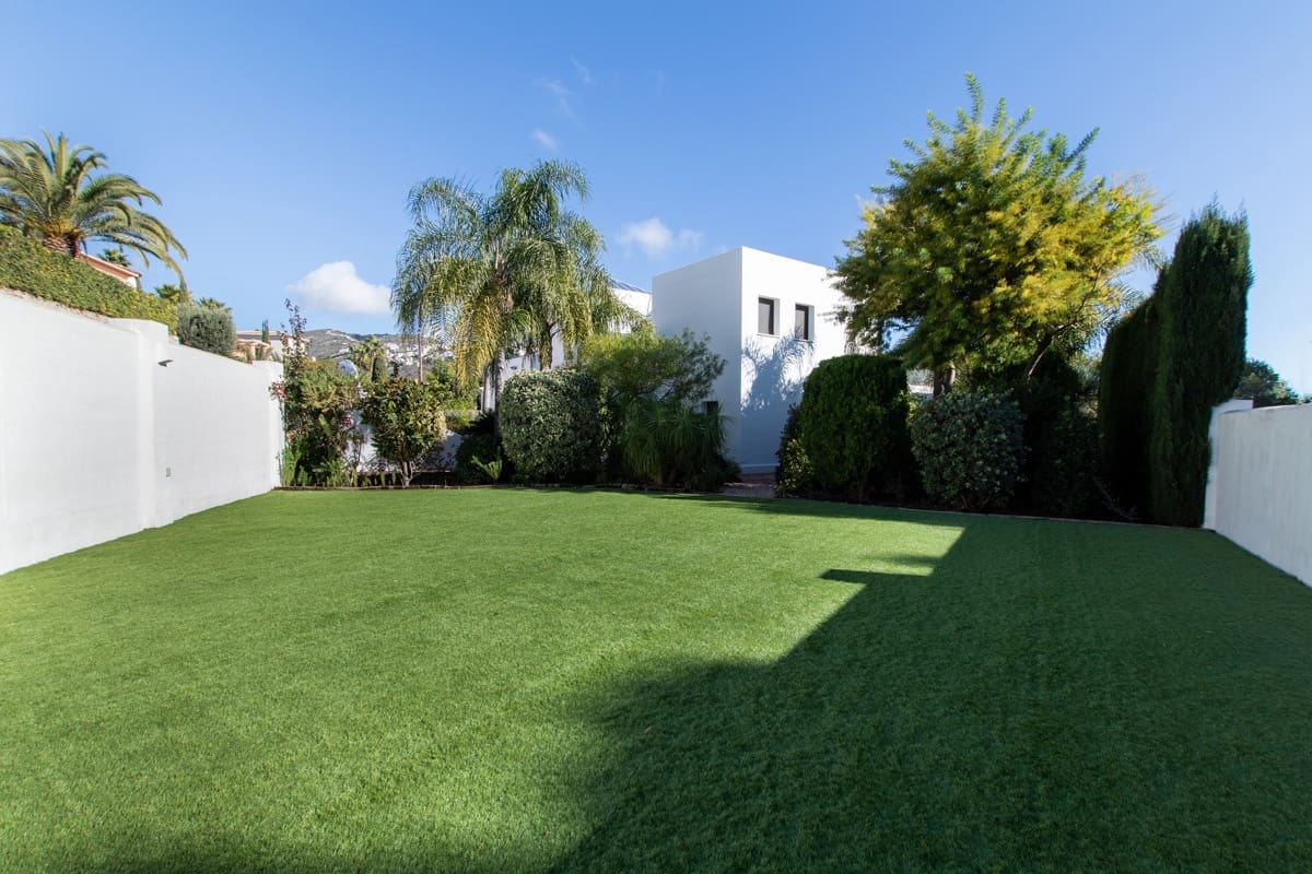 6 bedroom Villa for sale in Moraira with garage - € 1,890,000 (Ref: 7071710)