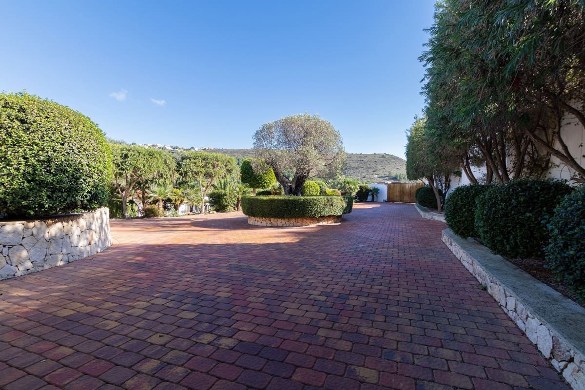 6 bedroom Villa for sale in Moraira with garage - € 1,890,000 (Ref: 7071710)