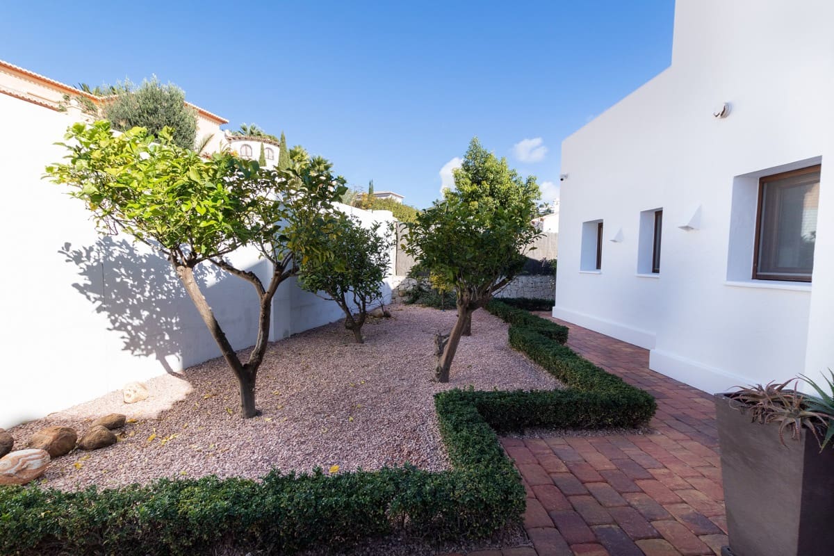 6 bedroom Villa for sale in Moraira with garage - € 1,890,000 (Ref: 7071710)