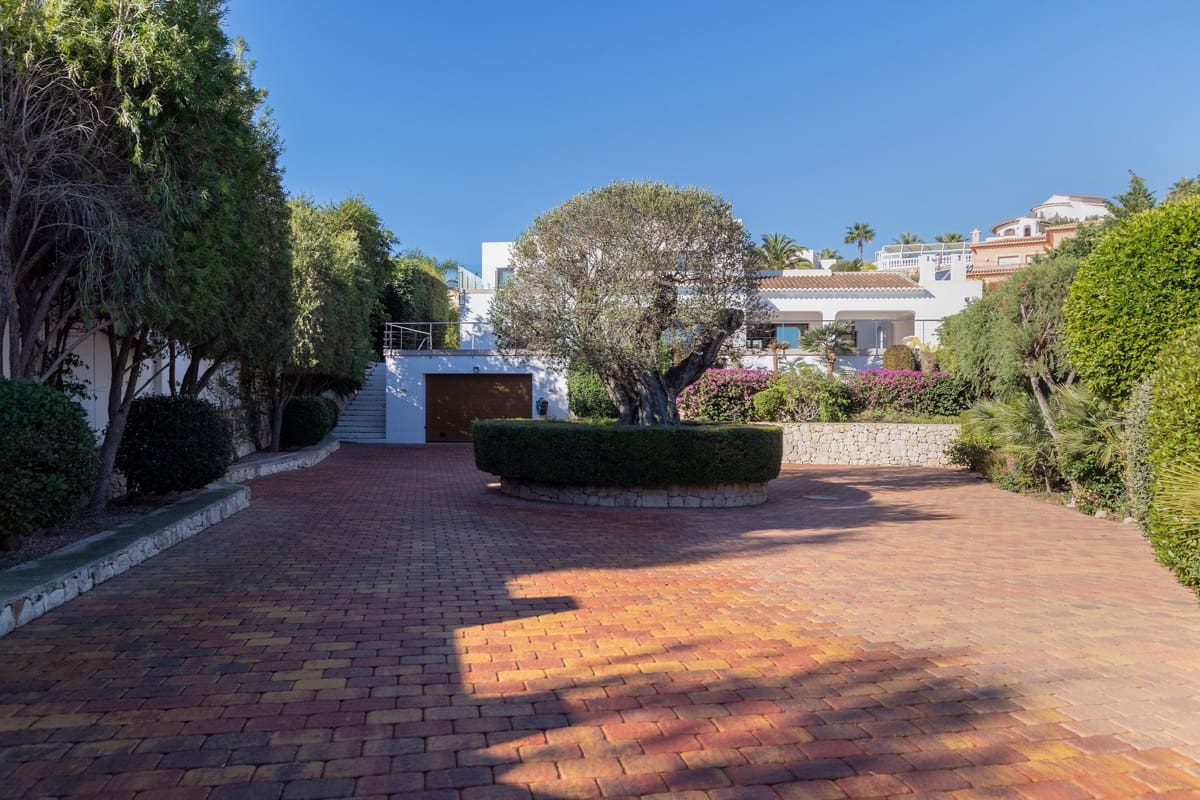 6 bedroom Villa for sale in Moraira with garage - € 1,890,000 (Ref: 7071710)