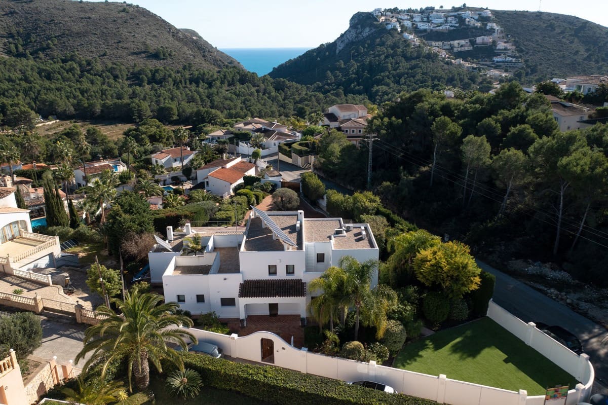 6 bedroom Villa for sale in Moraira with garage - € 1,890,000 (Ref: 7071710)