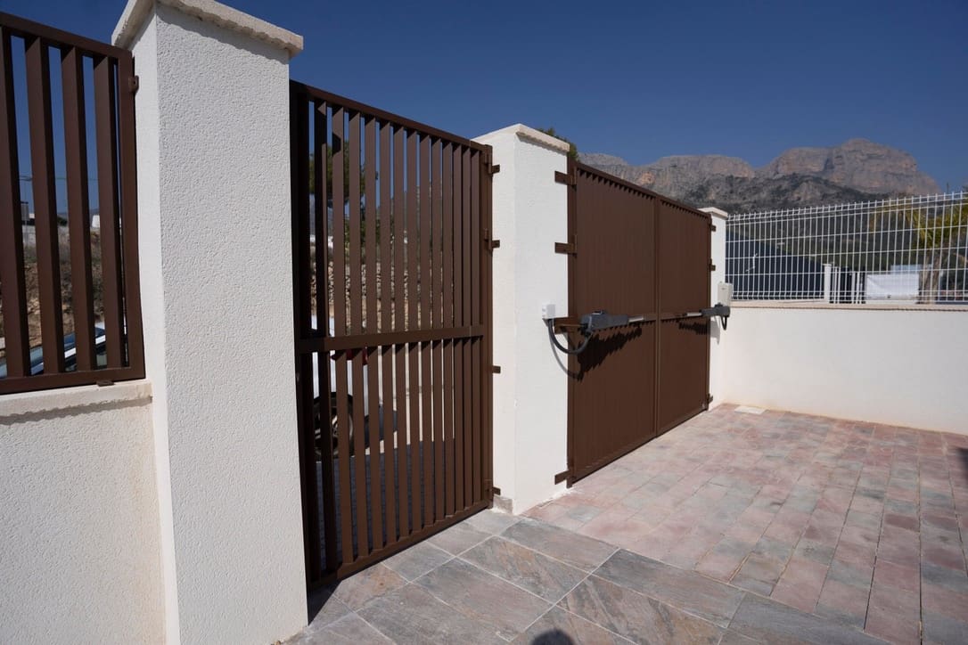 3 bedroom Villa for sale in Polop with pool garage - € 550,000 (Ref: 7511759)