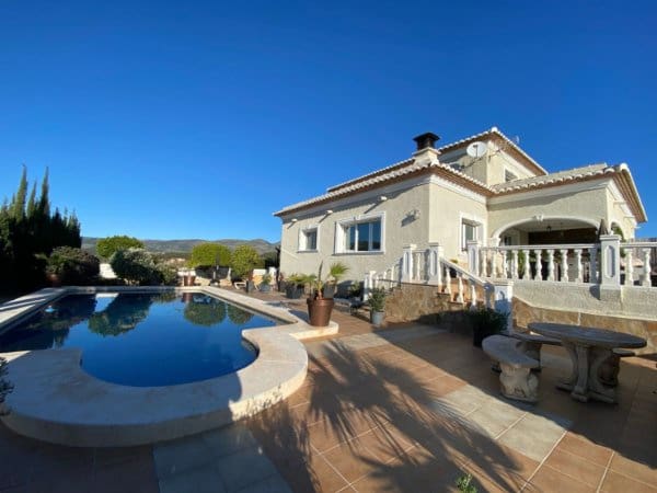 5 bedroom Villa for sale in Calpe / Calp with pool garage - € 895,000 (Ref: 7960536)