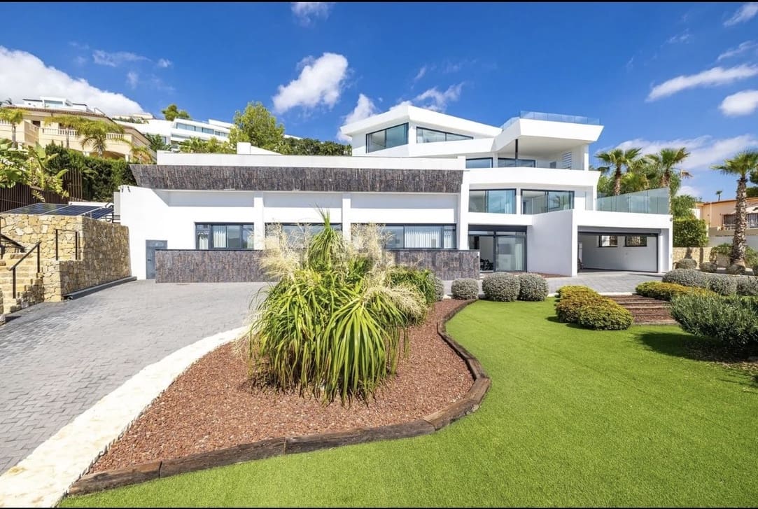 8 bedroom Villa for sale in Benissa - € 4,470,000 (Ref: 8575398)