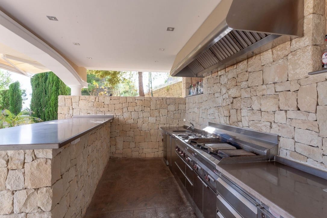 5 bedroom Villa for sale in Benissa with pool garage - € 2,945,000 (Ref: 8616545)