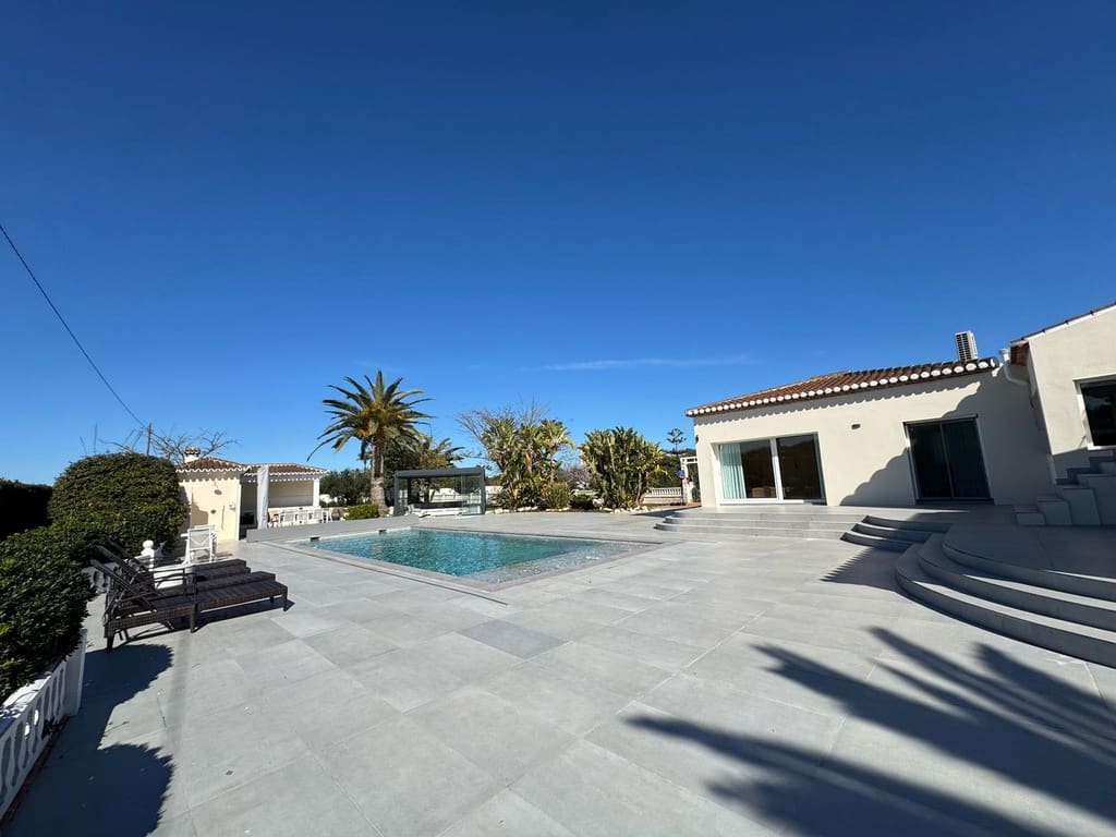 5 bedroom Villa for sale in La Xara with pool garage - € 2,150,000 (Ref: 8842586)