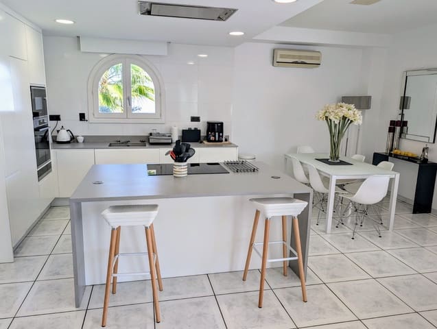 3 soveværelse Villa til salg i Moraira, Teulada-Moraira med swimmingpool - € 1.100.000 (Ref: 9972499)