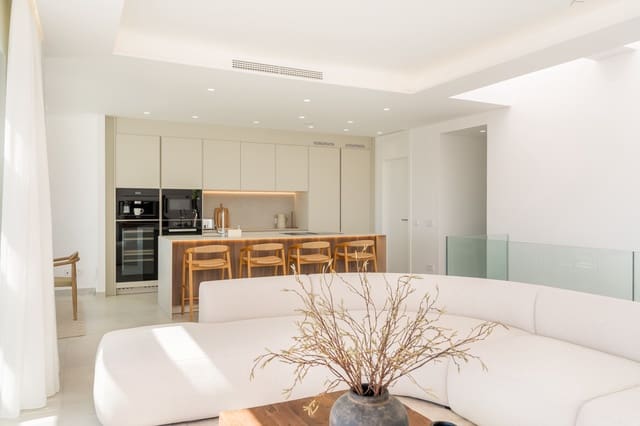 Apartamento de 4 habitaciones en Benalmadena Costa, Benalmádena en venta con piscina garaje - 2.695.000 € (Ref: 10146761)