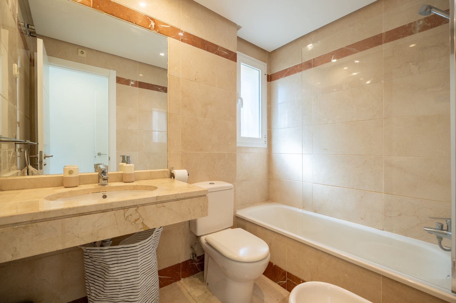 2 sypialnia Apartament na sprzedaż w La Cala de Mijas z basenem garażem - 299 900 € (Ref: 10161257)