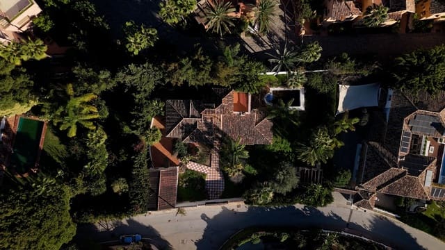 5 bedroom Villa for sale in Marbella with pool garage - € 2,125,000 (Ref: 9115961)