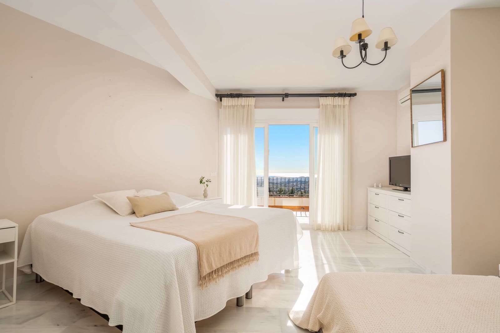 5 bedroom Villa for sale in Mijas with pool garage - € 1,299,000 (Ref: 9426984)