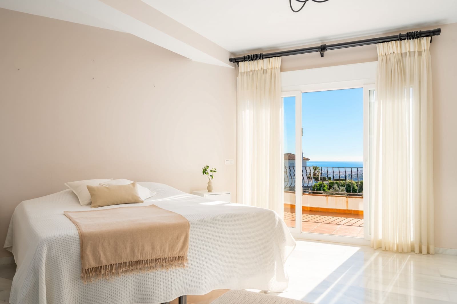 5 bedroom Villa for sale in Mijas with pool garage - € 1,299,000 (Ref: 9426984)