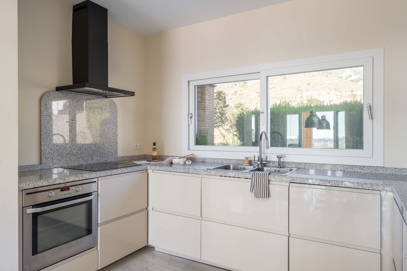 5 bedroom Villa for sale in Mijas with pool garage - € 1,299,000 (Ref: 9426984)