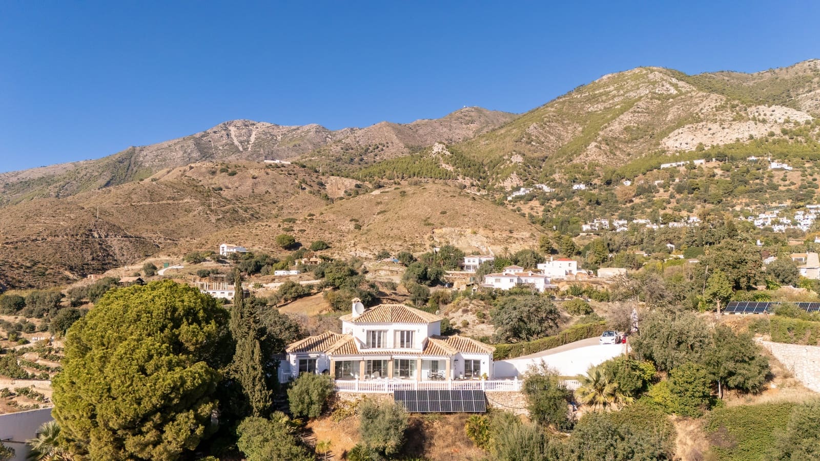 5 bedroom Villa for sale in Mijas with pool garage - € 1,299,000 (Ref: 9426984)